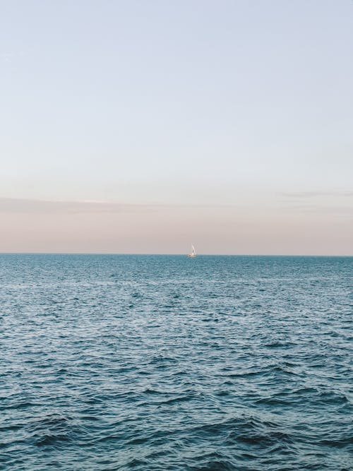 Free Sailboat on Sea Under a Clear Sky Stock Photo