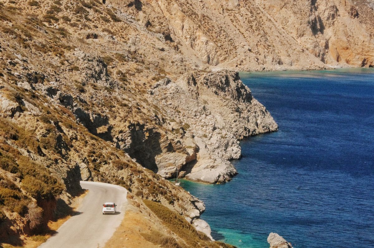 Masina pe un drum de coasta deasupra marii, in Grecia
