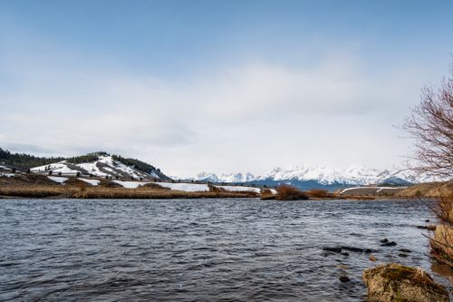 Free Tranquil river flowing through snowy mountains in Stanley, Idaho, showcasing natural beauty. Stock Photo