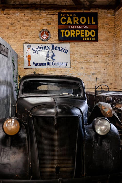 Free Black Vintage Car Near Brown Brick Wall Stock Photo