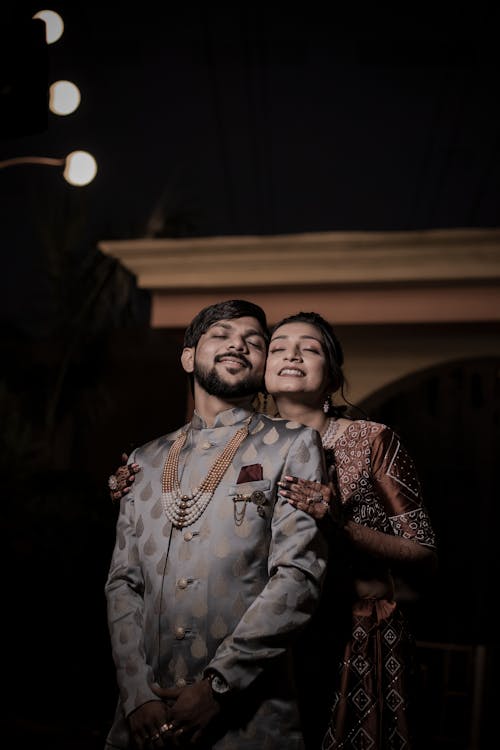 bochecha com bochecha, 印度夫婦, 垂直拍攝 的 免費圖庫相片