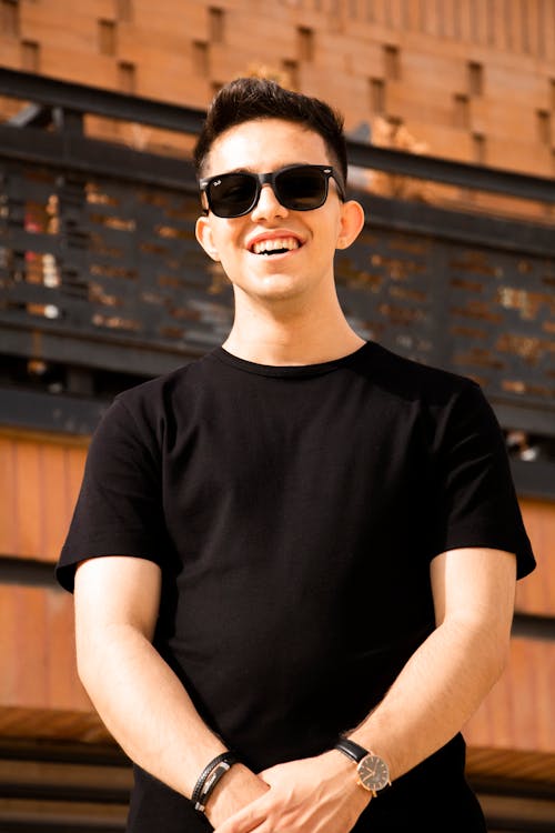 검은색 셔츠, 남자, 미소 짓는의 무료 스톡 사진