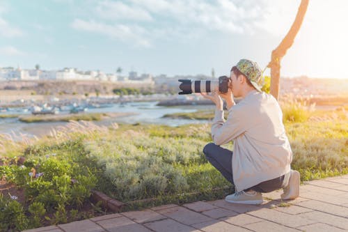 Dslr 카메라를 사용하여 사진을 찍는 남자