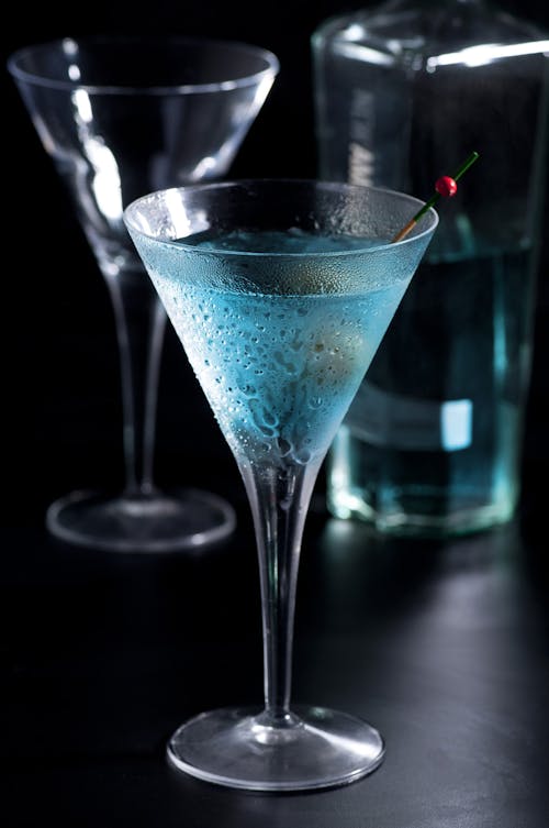 Foto stok gratis cairan biru, gelas martini, kehidupan tenang