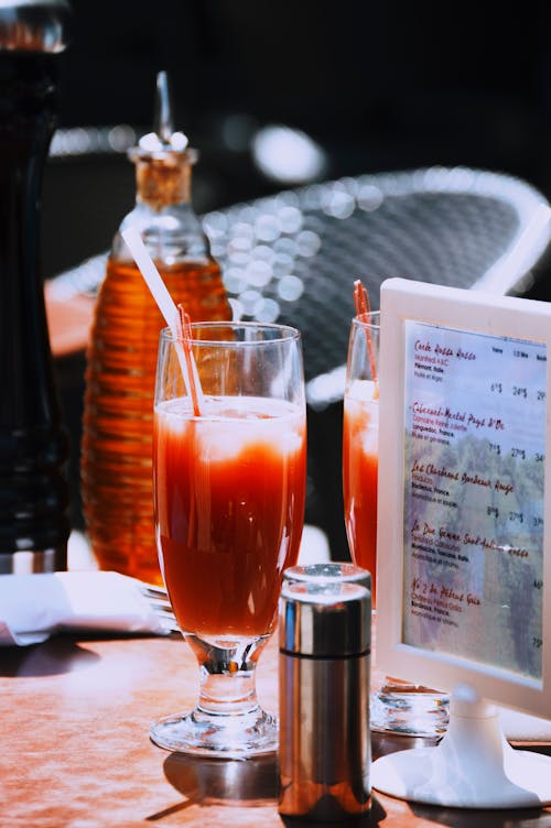 Gratis lagerfoto af alkoholholdige drikkevarer, bord, briller