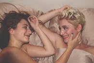 两个女人在卧室里分享了一段温柔快乐的时光