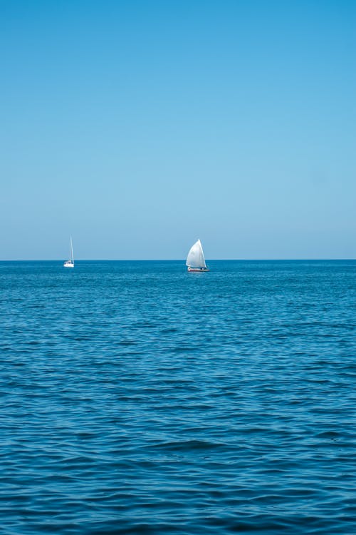 Foto d'estoc gratuïta de barques, cel blau, cos d'aigua