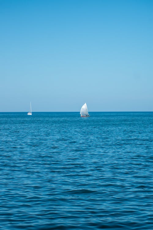 Kostenloses Stock Foto zu blauer himmel, boote, gewässer