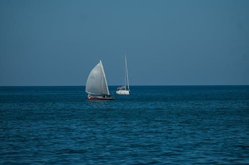 Foto d'estoc gratuïta de barques, cel blau, cos d'aigua
