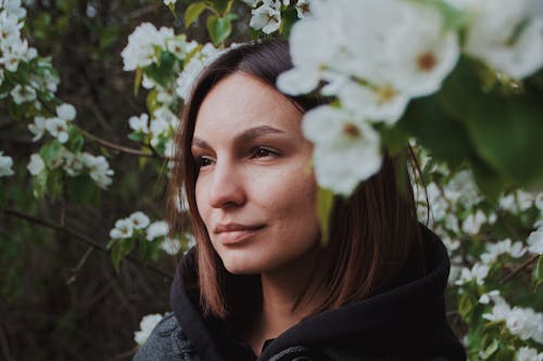 Gratis lagerfoto af ansigt, hvide blomster, kigge væk