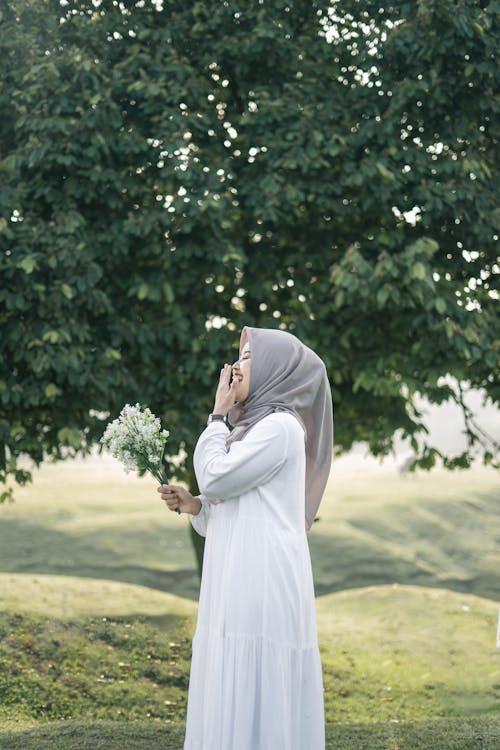 긴 소매, 녹색 나무, 무슬림의 무료 스톡 사진