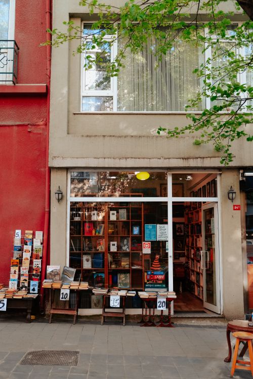 Free Cozy book store exterior with a variety of books displayed outside. Perfect for literature lovers. Stock Photo