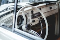 探索经典复古的大众甲壳虫内饰设计，配有复古方向盘和仪表板