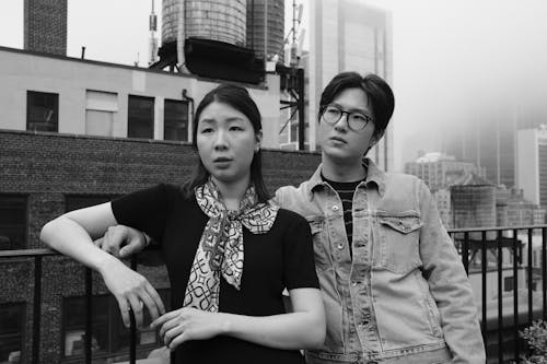 Ingyenes stockfotó ázsiai pár, egyszínű, fekete és fehér témában