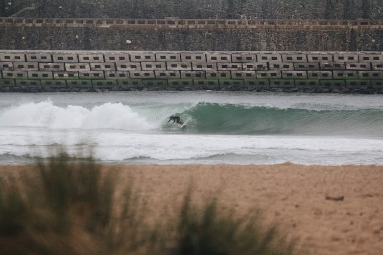 Photo A Surfing Surfer On A Wave