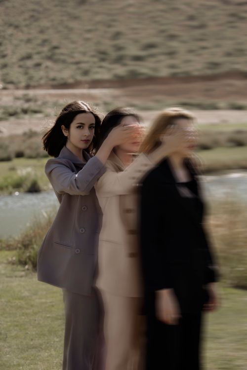 Free Three women in blurred focus outdoors, capturing a creative and mysterious atmosphere. Stock Photo
