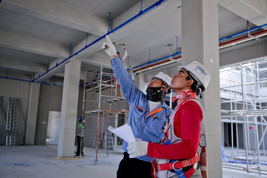 调度和运维人员在控制室查看检修标准比对报告