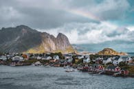 挪威罗弗敦雷恩村的壮丽景色，红色的小屋、彩虹和雄伟的山脉