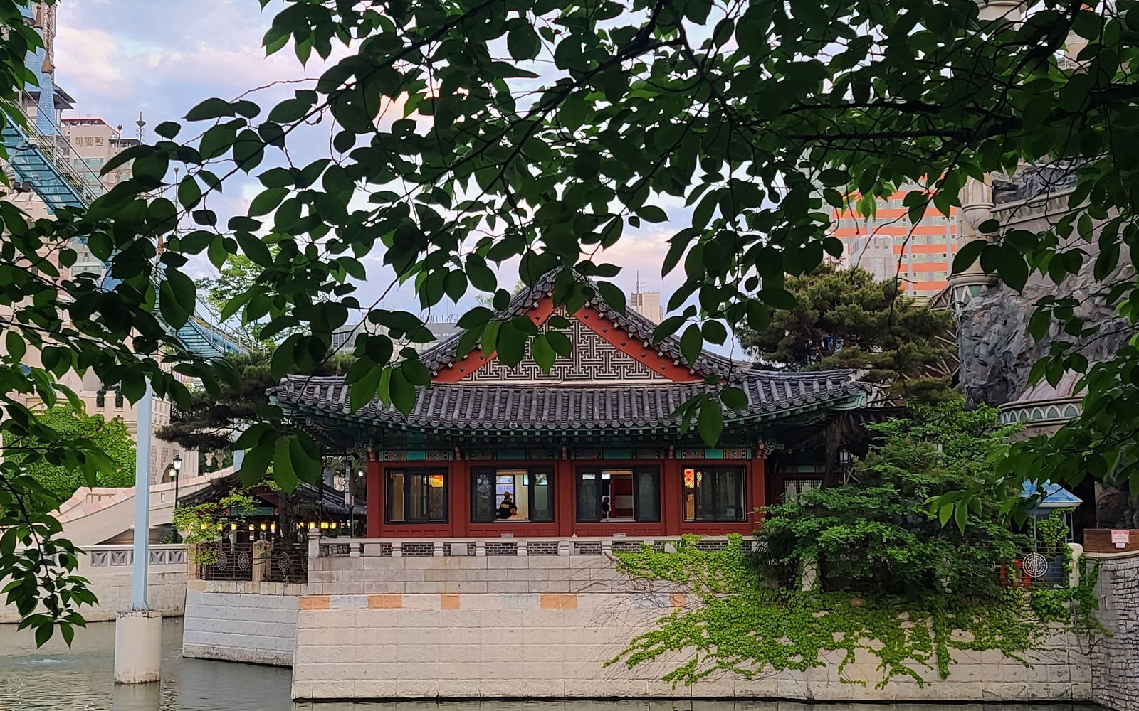 이사 후 바로 개업해도 되는지 날짜를 함께 볼 수 있나요? 상담 내용을 떠올리게 하는 한국적 분위기의 고해상도 실사 사진