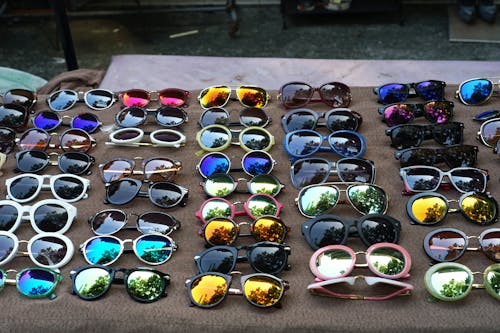 Darmowe zdjęcie z galerii z kolorowe okulary przeciwsłoneczne, okulary słoneczne