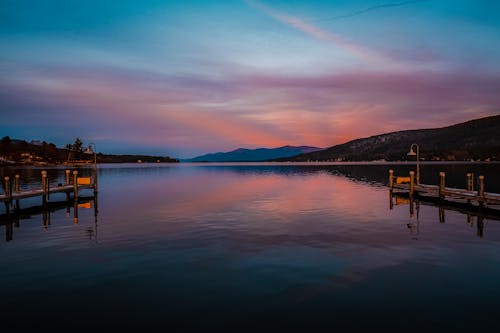 Gratis arkivbilde med dramatisk himmel, fjell, innsjø