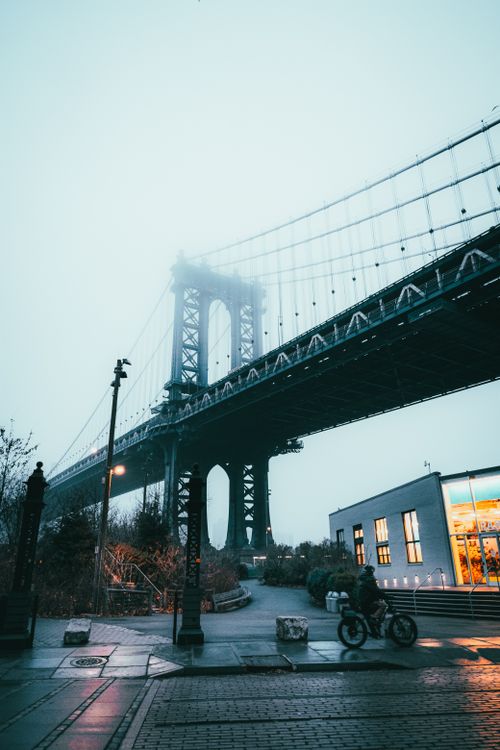 Free A misty view of the iconic Manhattan Bridge in New York City, capturing urban serenity. Stock Photo