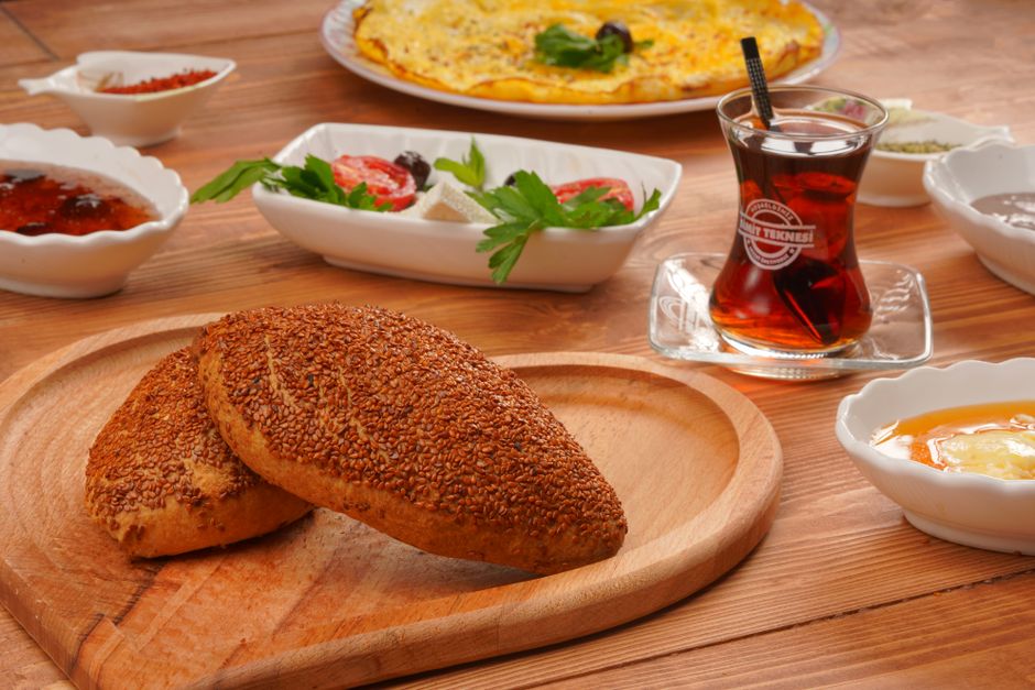 Patatesli Yumurta ve Peynirli Ekmek