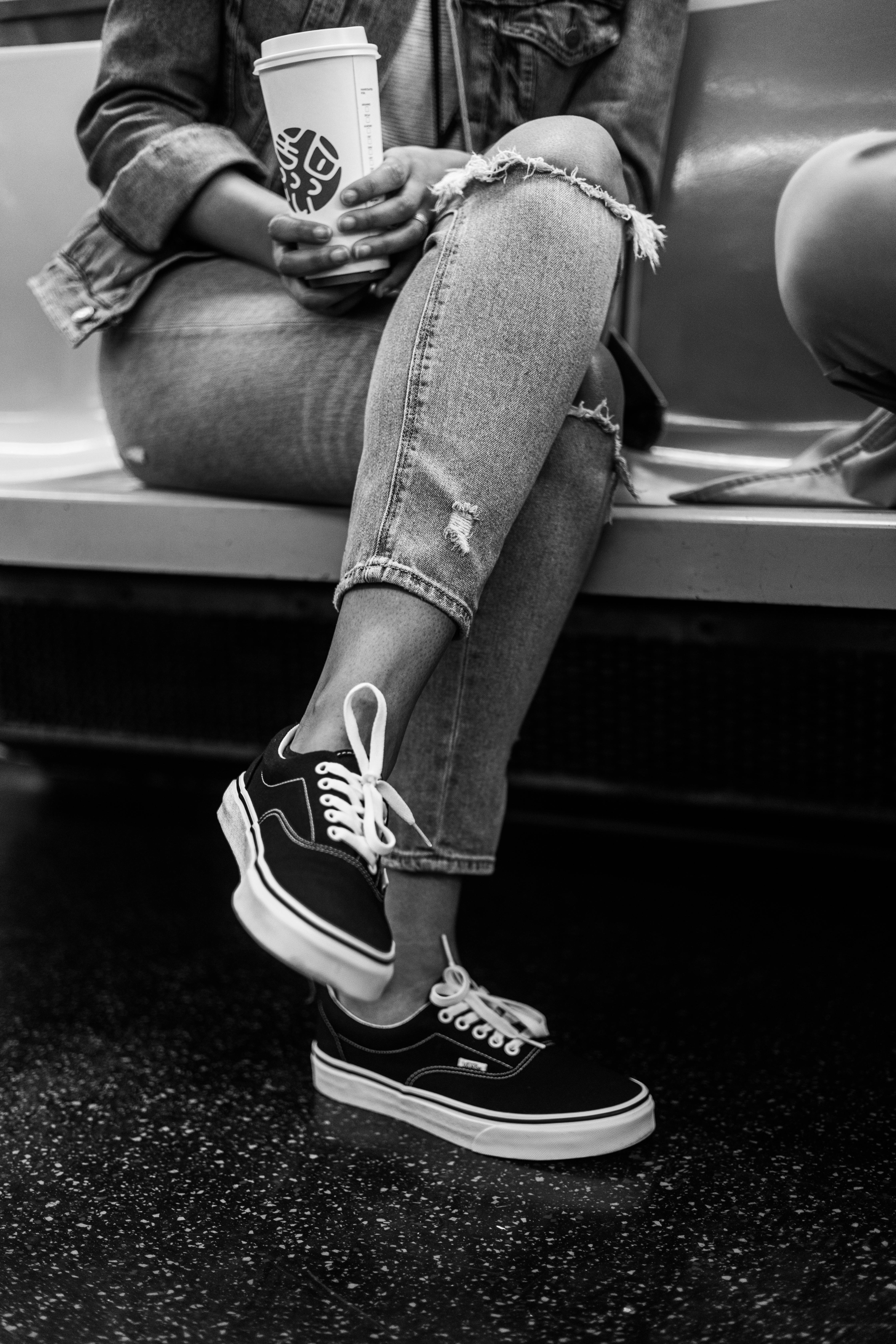 Conform Republikanske parti Army Person in Ripped Jeans and Black Sneakers · Free Stock Photo