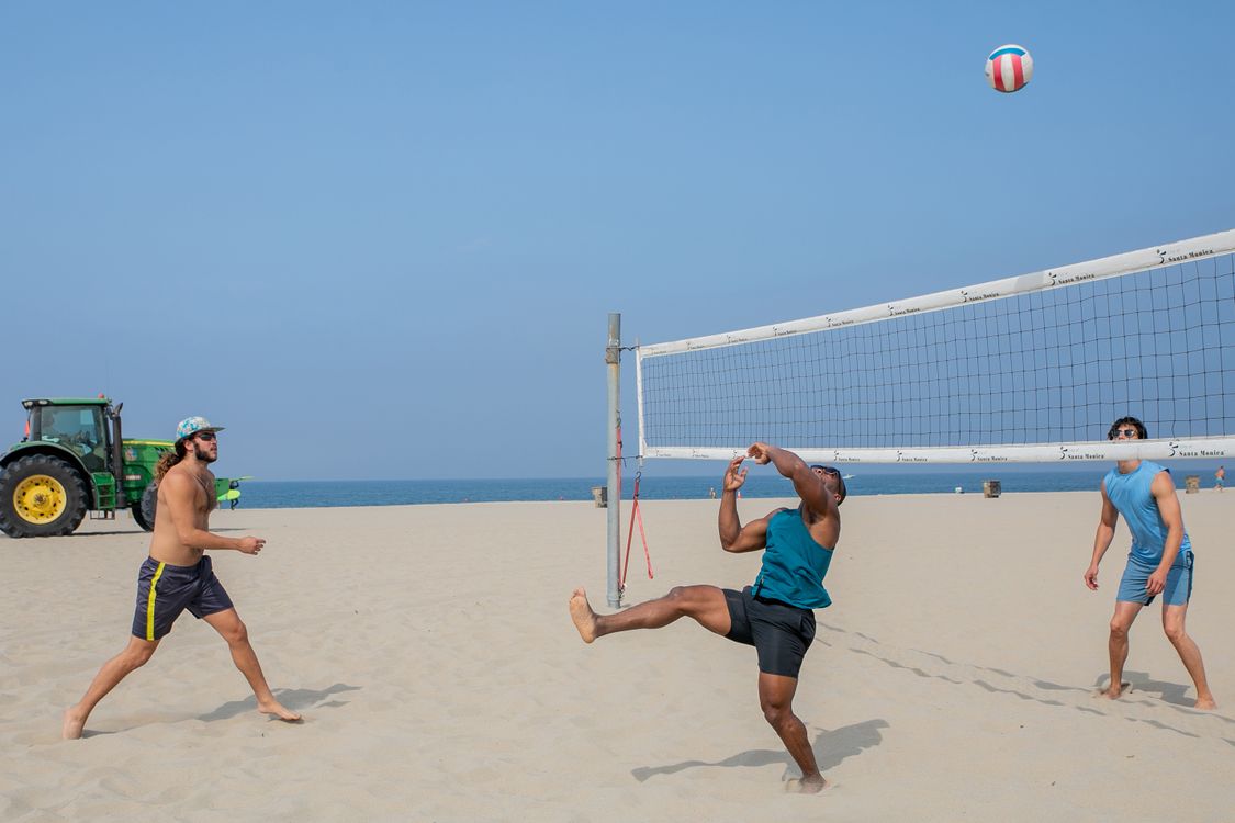 6 Teknik Dasar Olahraga Voli Pantai Free People Playing Beach Volleyball Stock Photo