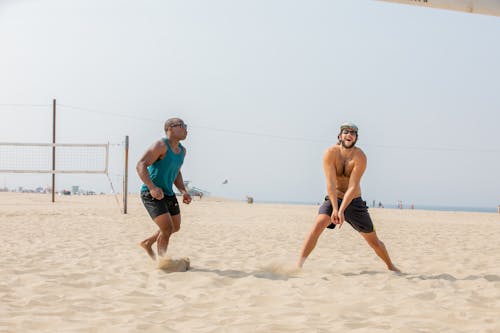 Immagine gratuita di beach volley, corsa, giocando