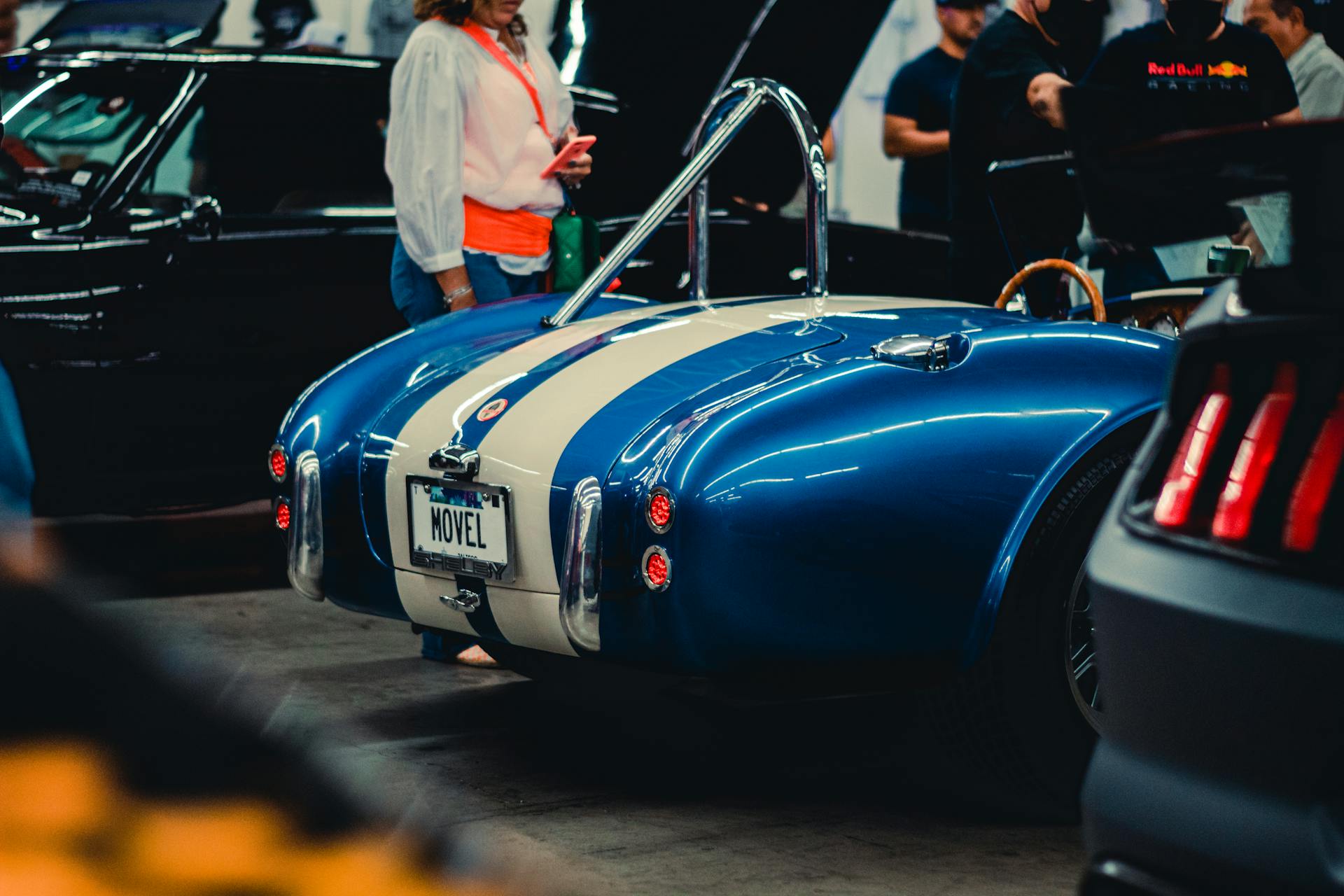 Blue AC Cobra sportscar featured at a car show in Zapopan, showcasing its classic design and style.