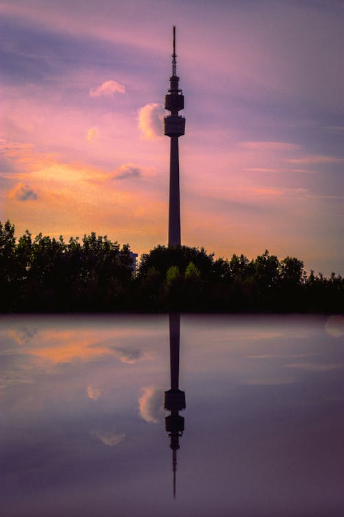 무료 퍼플 선셋시 화이트 타워 스톡 사진