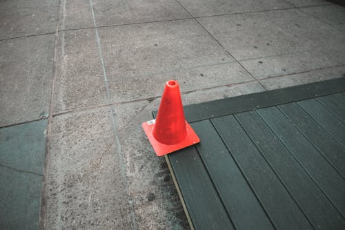 Foto profissional grátis de calçamento, concreto, cone de tráfego