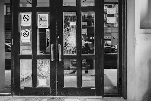 Darmowe zdjęcie z galerii z czarno-biały, drewno, drzwi