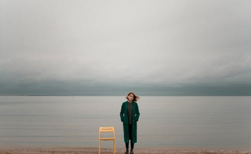 Femme Debout à Côté D'une Chaise