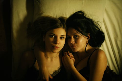 Kostenlos Zwei Frauen, Die Auf Bett Liegen Stock-Foto