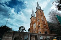 巴黎圣母院大教堂在戏剧性的天空下搭着脚手架，展示着翻新工作