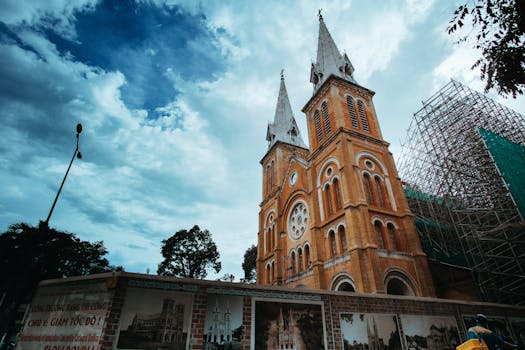 巴黎圣母院大教堂在戏剧性的天空下搭着脚手架，展示着翻新工作