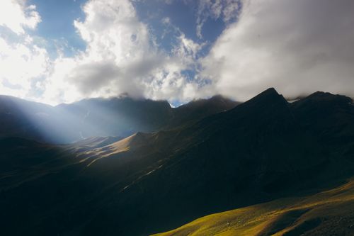 Free Dramatic sun rays pierce through clouds over lush mountains in Manali, India, creating a serene scene. Stock Photo
