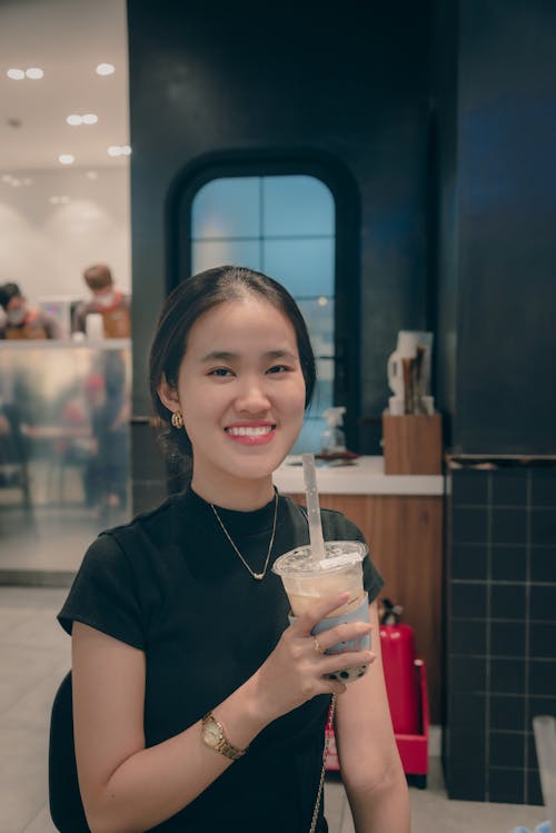Free Beautiful girl smiling with a cup of milk tea Stock Photo