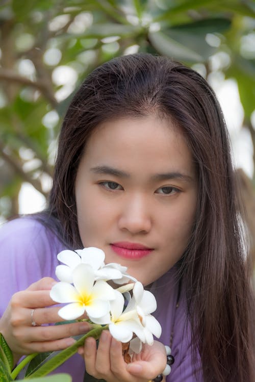 Ingyenes stockfotó ázsiai nő, barna, fehér virágok témában