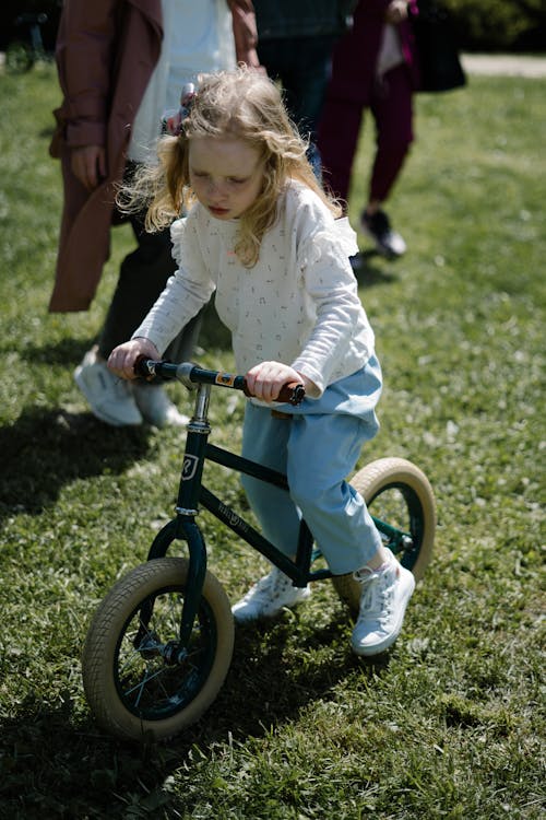 binmek, bisiklet, çim içeren Ücretsiz stok fotoğraf