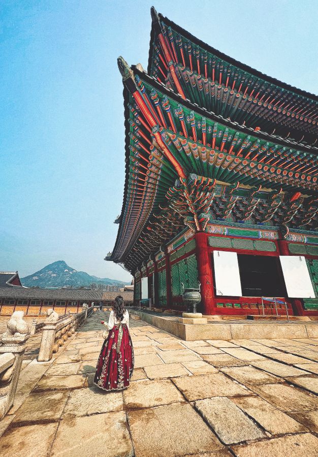 Wisatawan mengenakan hanbok di area budaya tradisional Korea, relevan dengan makgeolli soju culture korea selatan