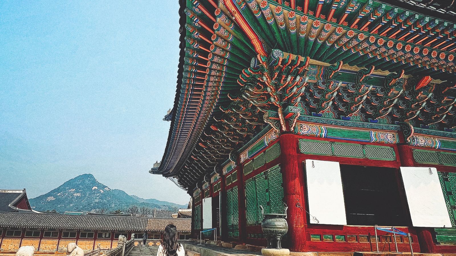 Wisatawan mengenakan hanbok di area budaya tradisional Korea, relevan dengan makgeolli soju culture korea selatan