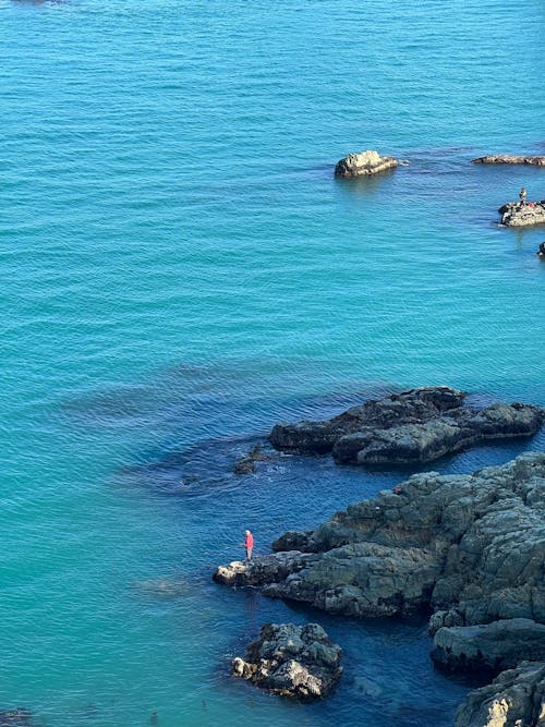 Fotos de stock gratuitas de acantilado, agua, barco de pesca