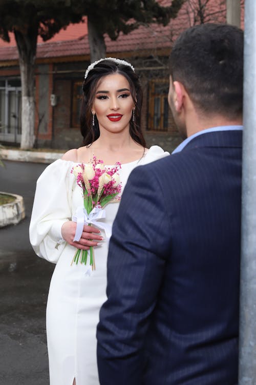 Foto profissional grátis de andando, atraente, bonita