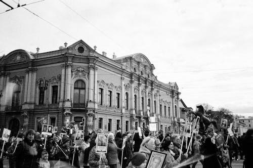 Foto d'estoc gratuïta de banners, blanc i negre, caminant