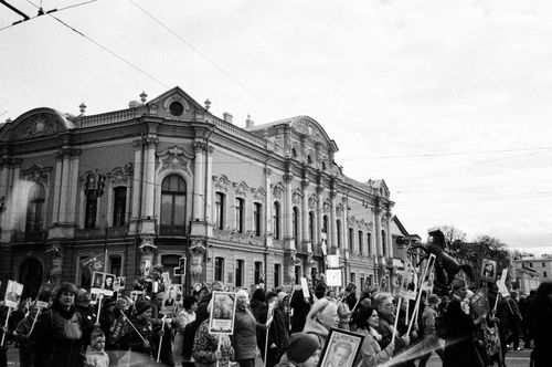 Free A black and white image of a crowd protesting outside a historical building in an urban setting. Stock Photo