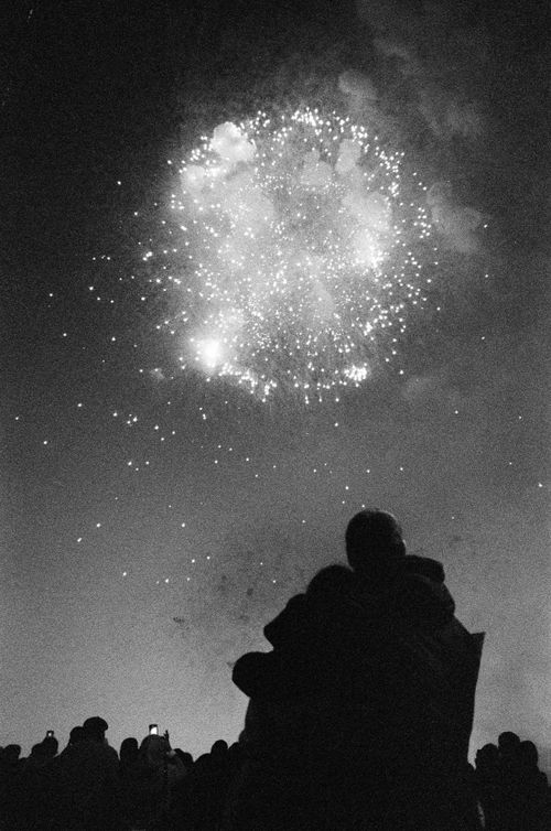 Free Black and white silhouette of a couple watching fireworks at night, capturing a romantic moment. Stock Photo