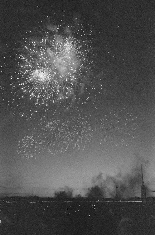 Foto profissional grátis de céu, escala de cinza, fogos de artifício